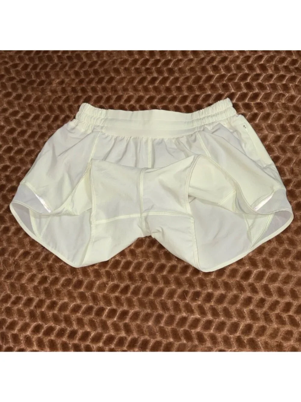LIKE NEW Lululemon Hotty Hot Low-Rise Lined Shorts 4" Elixir Swift Lined Size 6 - Picture 3 of 9